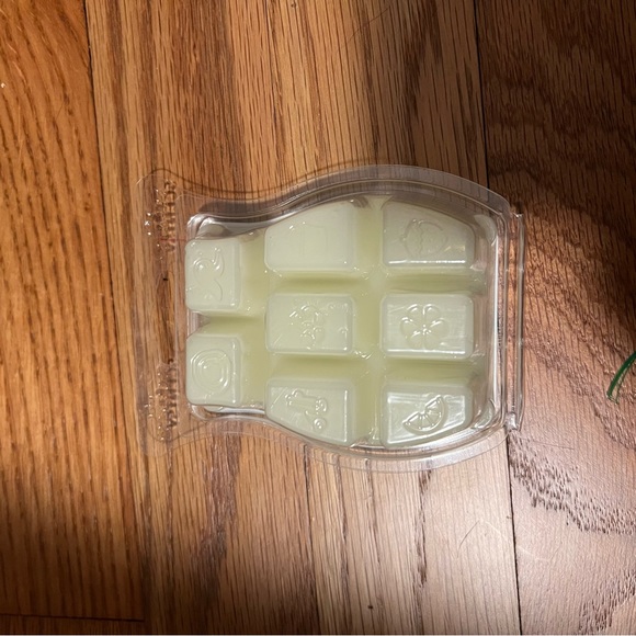 Scentsy lush gardenia wax bar - Picture 2 of 2